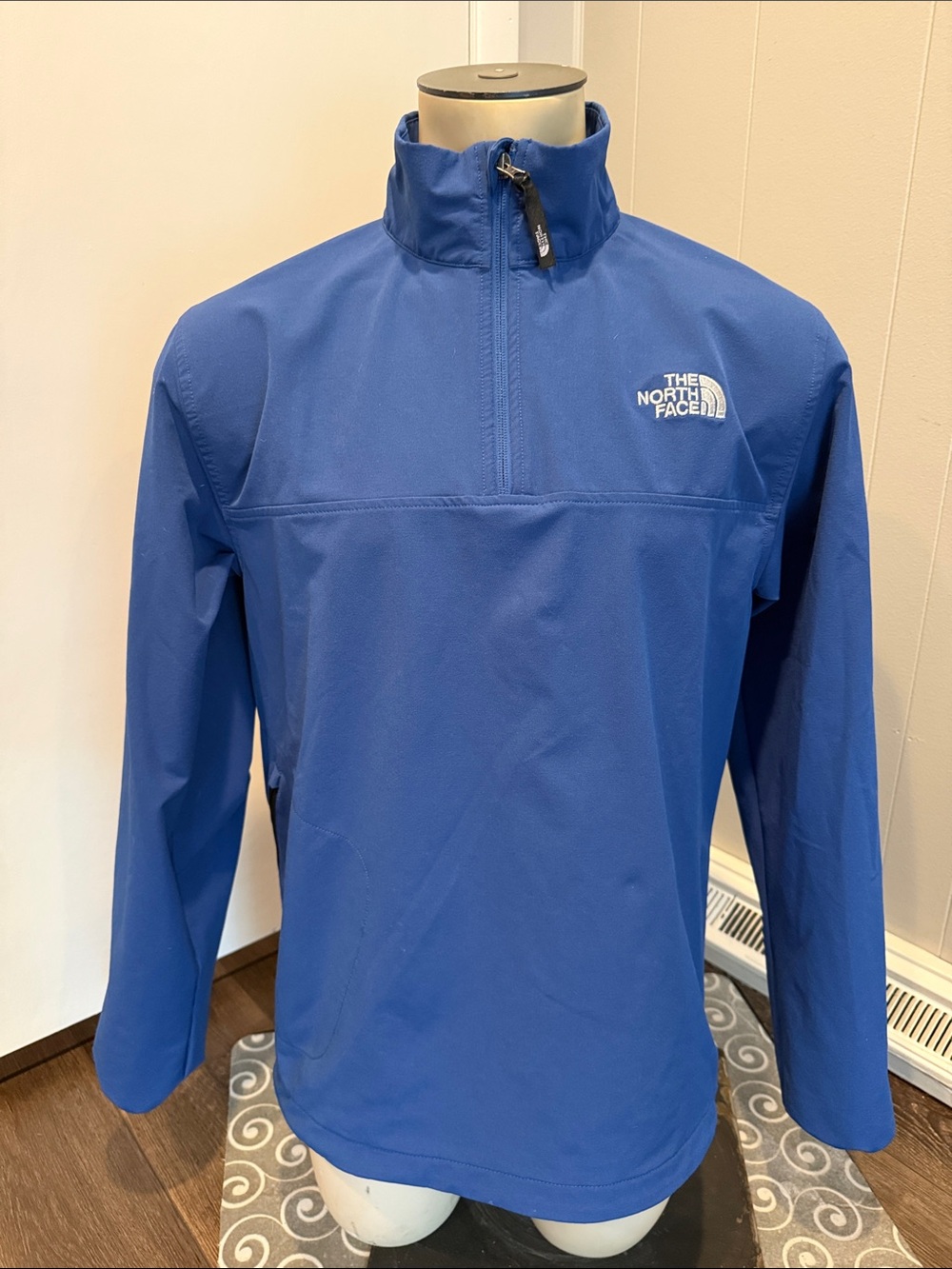 E The North Face Men's Medium Blue Performance Jacket